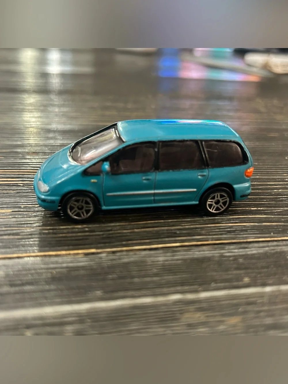 1995-2006 FORD GALAXY MINIVAN COLLECTIBLE 1/64 SCALE DIECAST DIORAMA MODEL